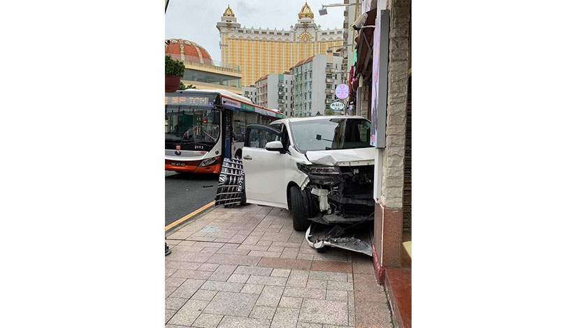 停車場駛出疑不讓先與巴士相撞  私家車剷入海味店    