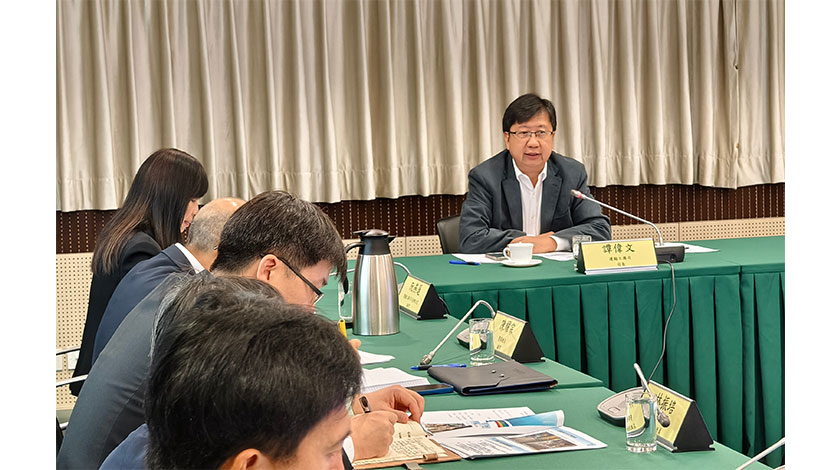 為保電單車駕駛者安全  譚司要求減少路面井蓋    