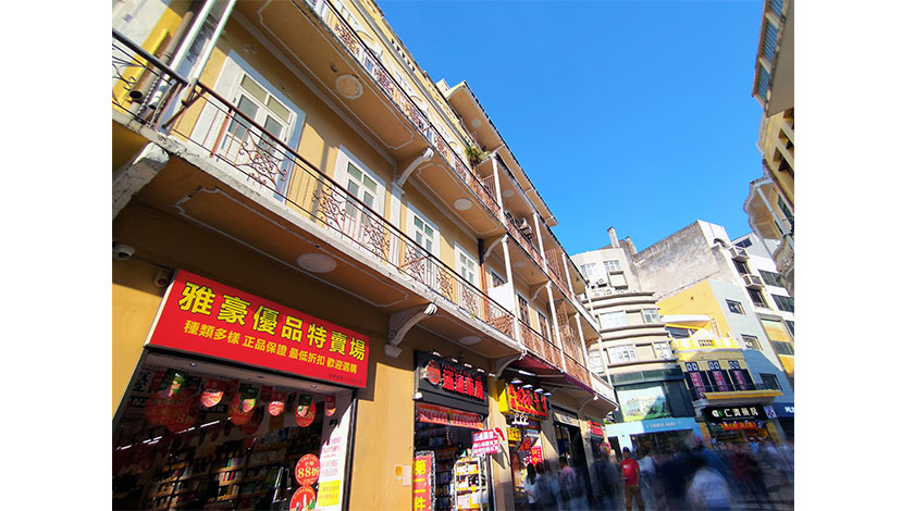 不允許『鮮艷顏色』  文化局高調回應板樟堂街『紅底黃字』招牌關注  判屬違法安裝    