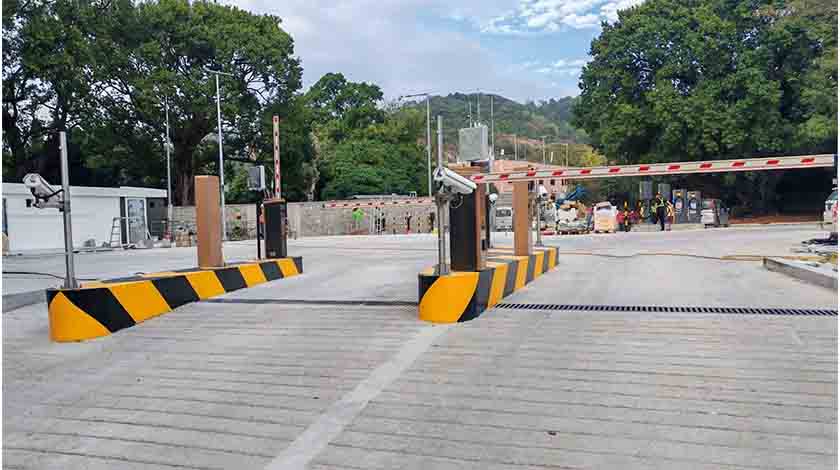 合提供一百九十四個私家車位及百四個電單車位  三個臨時戶外公共停車場月底陸續啟用    