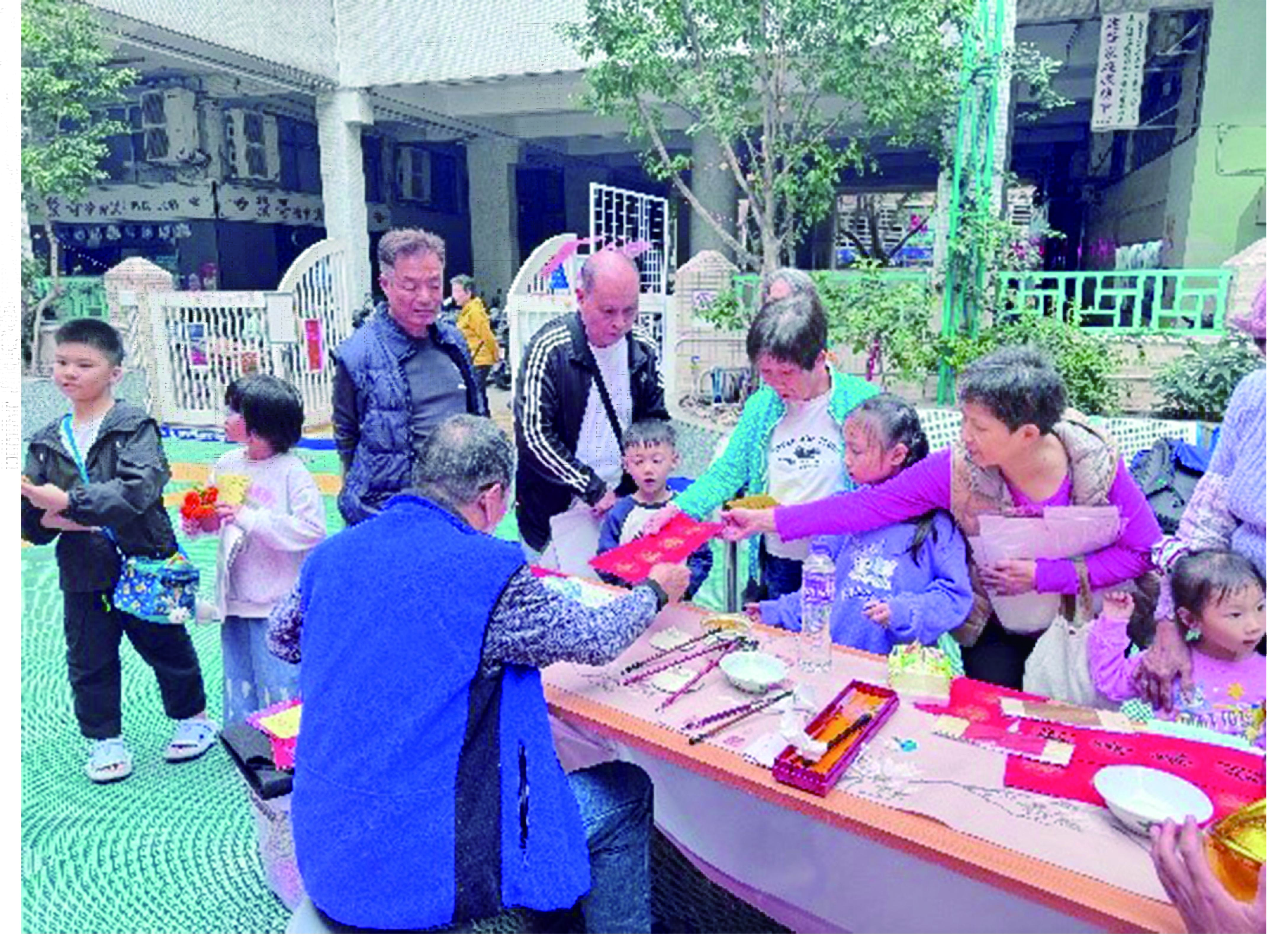 黑沙環青協義工揮毫迎新派揮春    