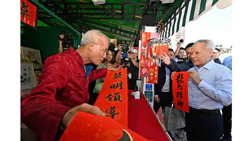 行花市•燒炮仗  特首伉儷與民同樂    