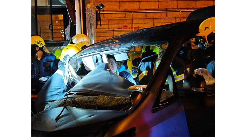 七人車越線超車猛撞來車與巴士釀四傷  消防到場救出被困司機    