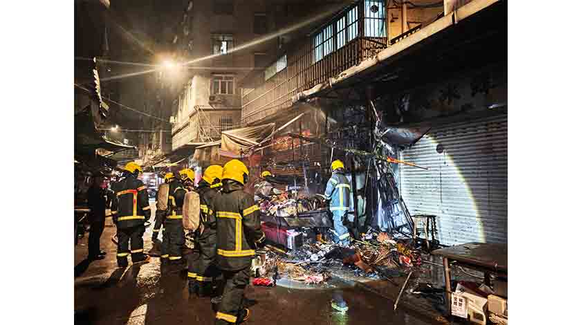 群隊街小販攤檔凌晨火警疑電線短路肇禍    
