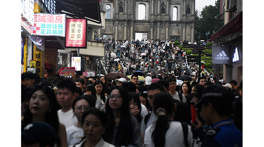昨近十七萬旅客冒雨湧至  迫爆大三巴    